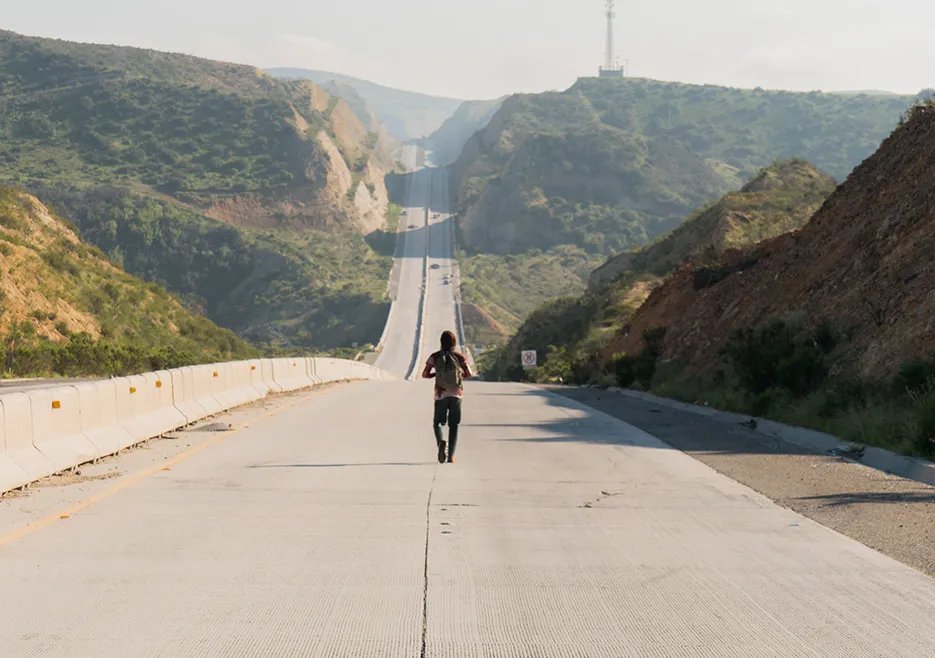 Tribut an den %26bdquo;TWD%26ldquo;-Serienpiloten? Szenenfoto aus der %26bdquo;Fear the Walking Dead%26ldquo;-Folge %26bdquo;Grotesque%26ldquo; (2x08) &copy; AMC