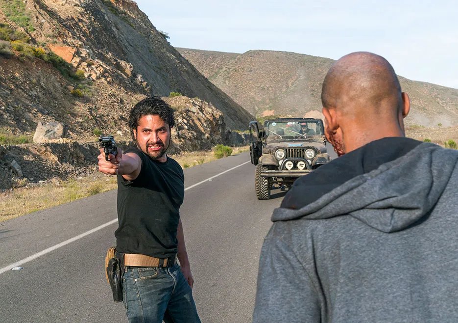 Nicks Verfolger sind tödlich. Szenenfoto aus der %26bdquo;Fear the Walking Dead%26ldquo;-Folge %26bdquo;Grotesque%26ldquo; (2x08) &copy; AMC