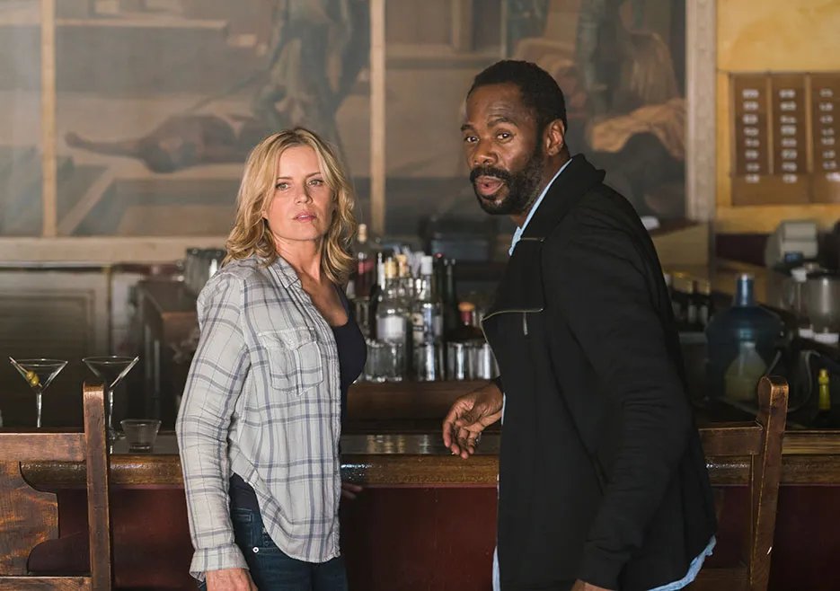 Madison und Strand genießen ein paar Drinks zuviel auf einem Szenenfoto aus der %26bdquo;Fear the Walking Dead%26ldquo;-Folge %26bdquo;Los Muertos%26ldquo; (2x09) &copy; AMC