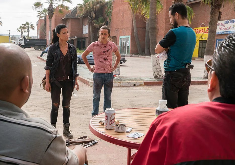Nick un Luci wollen einkaufen auf einem Szenenfoto aus der %26bdquo;Fear the Walking Dead%26ldquo;-Folge %26bdquo;Los Muertos%26ldquo; (2x09) &copy; AMC