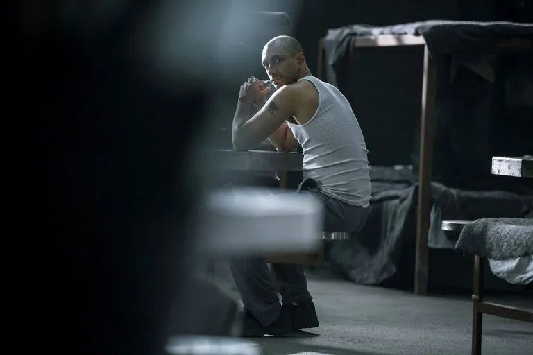Naz (Riz Ahmed) macht im Gefängnis eine furchteinflößende Entwicklung durch. &copy; HBO