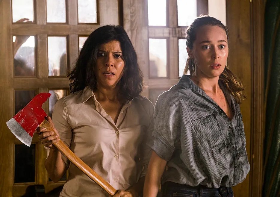 Alicia und Elena kämpfen ums Überleben. Szenenfoto aus der %26bdquo;Fear the Walking Dead%26ldquo;-Folge %26bdquo;Do Not Disturb%26ldquo; (2x10) &copy; AMC