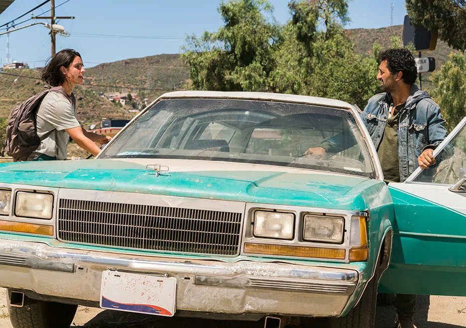 Travis und Chris besorgen sich ein Auto. Szenenfoto aus der %26bdquo;Fear the Walking Dead%26ldquo;-Folge %26bdquo;Do Not Disturb%26ldquo; (2x10) &copy; AMC