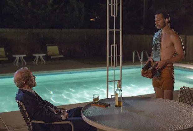 Der Broker (Peter Mullan; l.) taucht uneingeladen bei Mac (Logan Marshall-Green) zu Hause auf. &copy; Cinemax