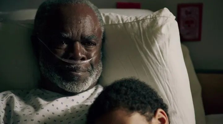 Erst als Ernest (Glynn Turman) seinen Enkelsohn im Arm hält; kann er loslassen. &copy; OWN