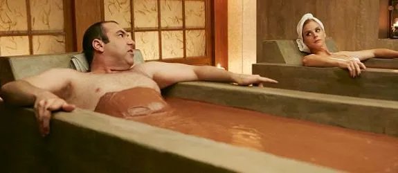 Beste Szene: Louis (Rick Hoffman) und Donna (Sarah Rafferty) im Luxusschlamm &copy; USA Network