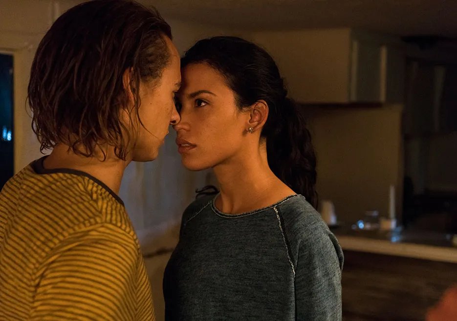 Nick und Luciana auf einem Szenenfoto aus der %26bdquo;Fear the Walking Dead%26ldquo;-Folge %26bdquo;Pablo %26 Jessica%26ldquo; (2x11) © AMC