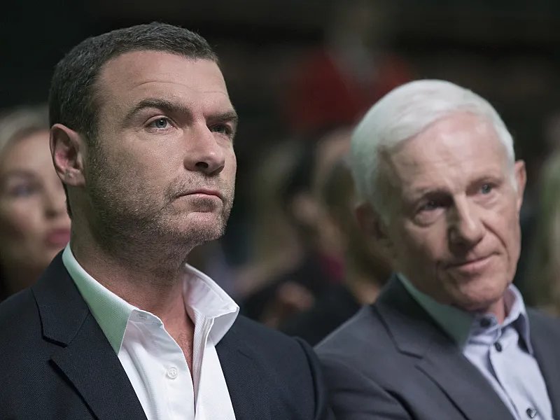 Ray (Liev Schreiber) mit Kontrahent Sokolov (Raymond J. Barry) &copy; Showtime