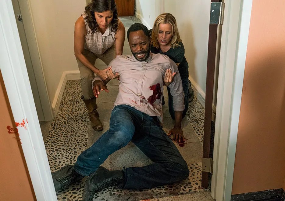 Attacke auf Strand in einem Szenenfoto aus der %26bdquo;Fear the Walking Dead%26ldquo;-Folge %26bdquo;Pillar of Salt%26ldquo; (2x12) © AMC
