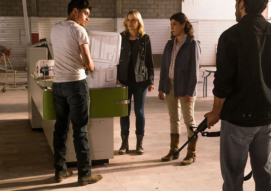 Tauschgeschäfte mit Antonio in einem Szenenfoto aus der %26bdquo;Fear the Walking Dead%26ldquo;-Folge %26bdquo;Pillar of Salt%26ldquo; (2x12) © AMC