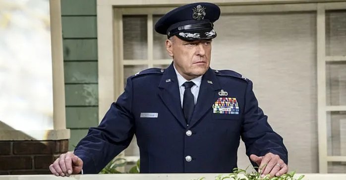 Colonel Richard Williams; der Mann; der Howard und Raj das Fürchten lehrt. &copy; CBS