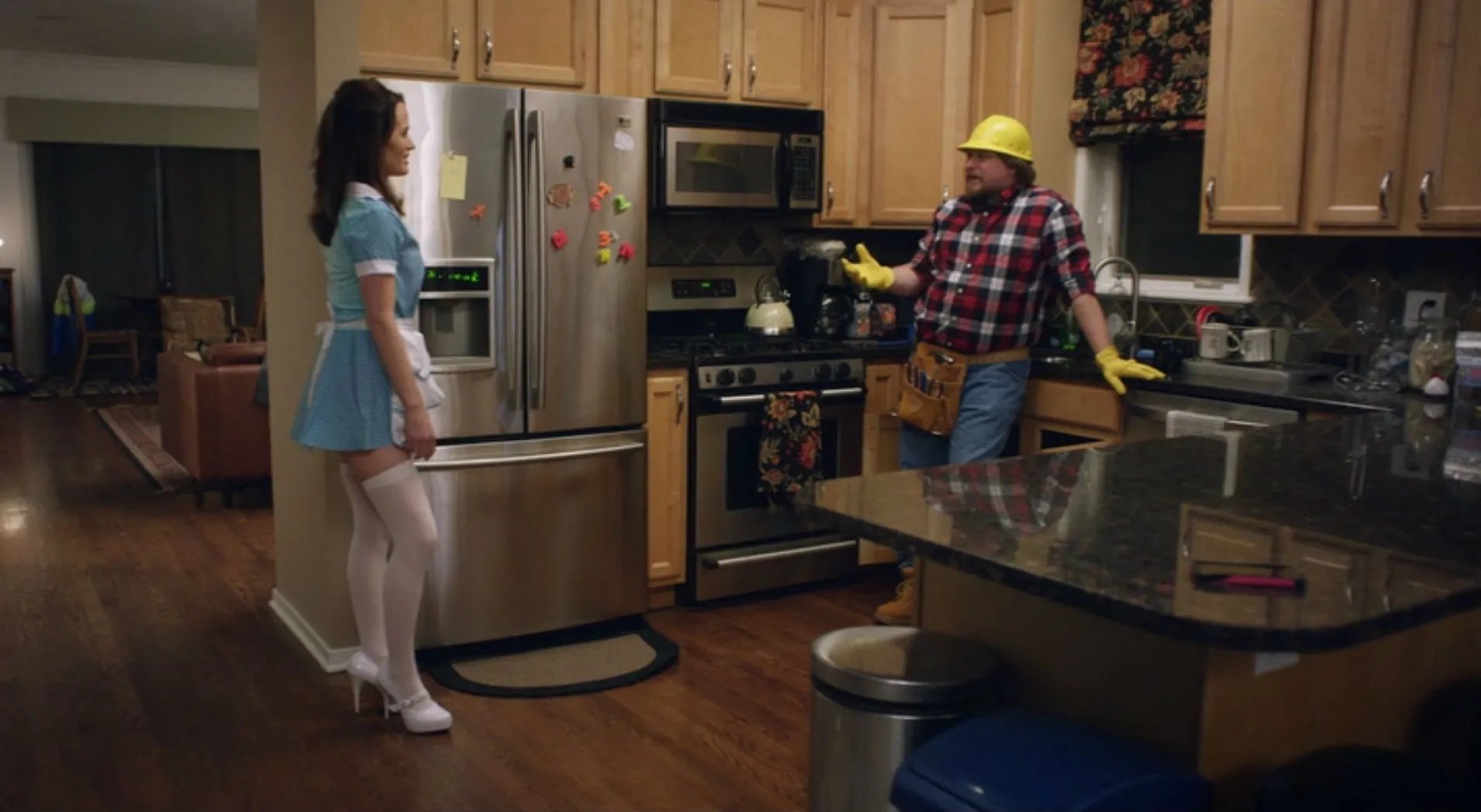 Andi (Elizabeth Reaser) und Kyle (Michael Chernus) kleiden sich erotisch. &copy; Netflix