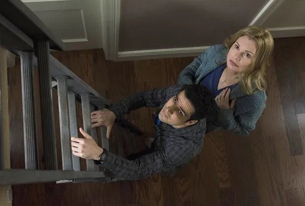 Father Tomas (Alfonso Herrera) und Angela Rance (Geena Davis) fragen sich; was da oben wohl ist. © FOX