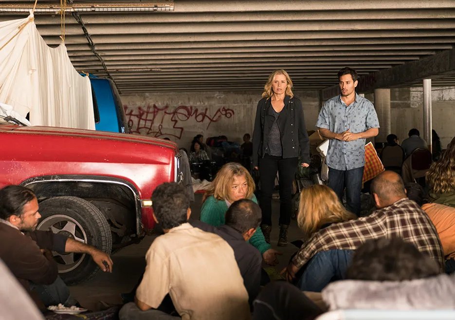 Versorgung der Obdachsuchenden in einem Szenenfoto aus der %26bdquo;Fear the Walking Dead%26ldquo;-Folge %26bdquo;Wrath%26ldquo; (2x14) &copy; AMC