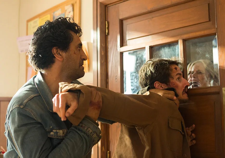 Cliff Curtis auf einem Szenenfoto aus der %26bdquo;Fear the Walking Dead%26ldquo;-Folge %26bdquo;Wrath%26ldquo; (2x14) &copy; AMC