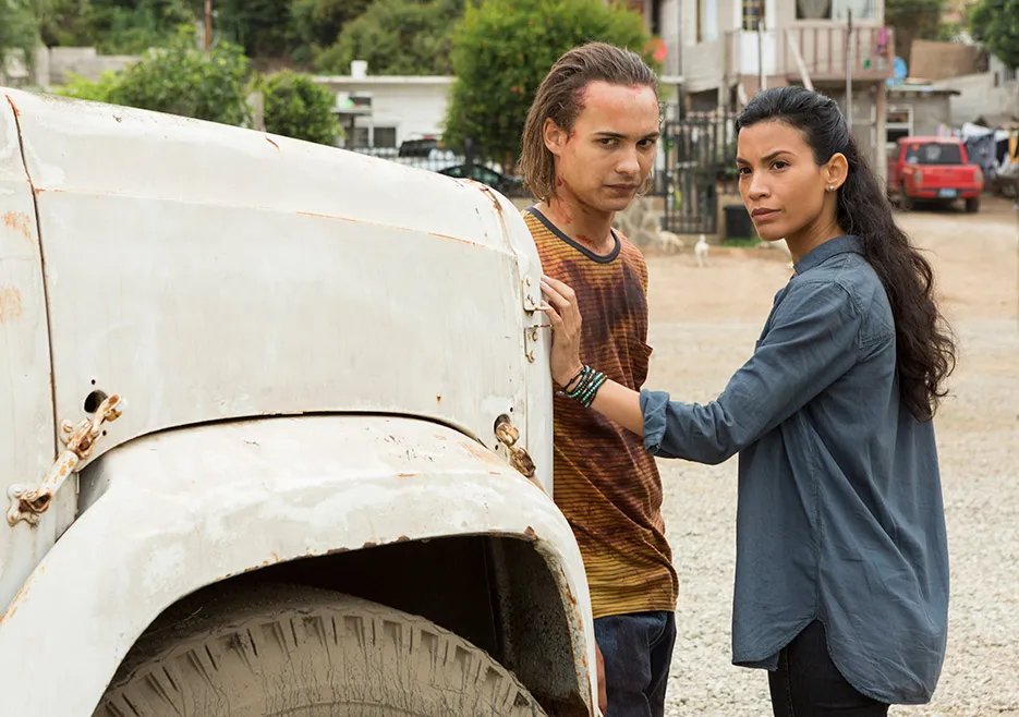 Nick und Lucy auf einem Szenenfoto aus der %26bdquo;Fear the Walking Dead%26ldquo;-Folge %26bdquo;Wrath%26ldquo; (2x14) &copy; AMC