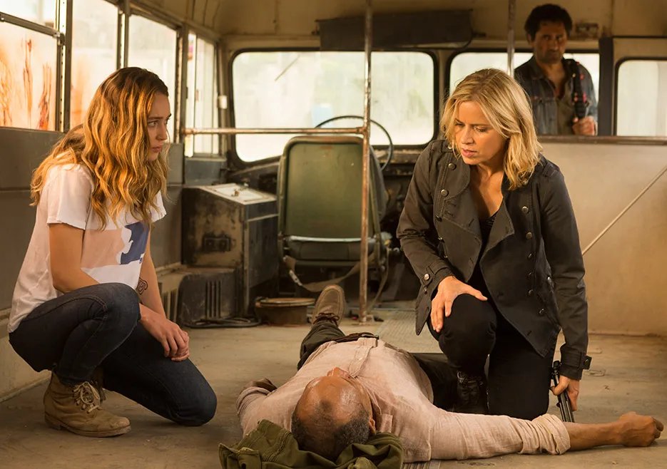 Alejandro gibt Madison den entscheidenden Hinweis zu Nick in einem Szenenfoto aus der %26bdquo;Fear the Walking Dead%26ldquo;-Folge %26bdquo;North%26ldquo; (2x15). © AMC