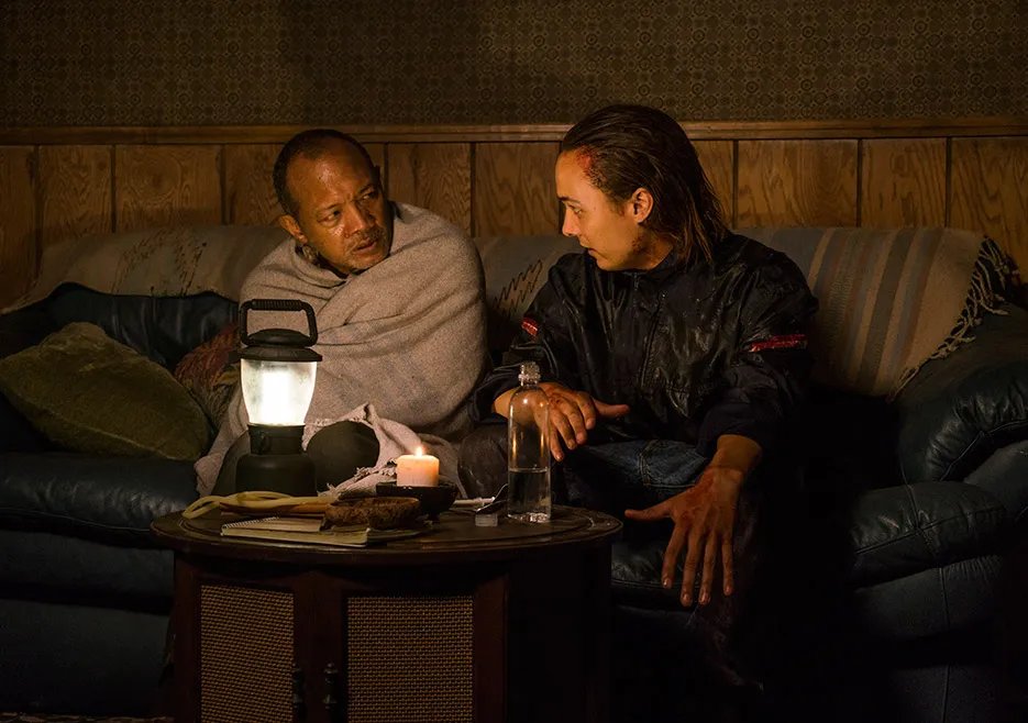 Nick und Alejandro besprechen das letzte Gefecht in einem Szenenfoto aus der %26bdquo;Fear the Walking Dead%26ldquo;-Folge %26bdquo;North%26ldquo; (2x15). © AMC