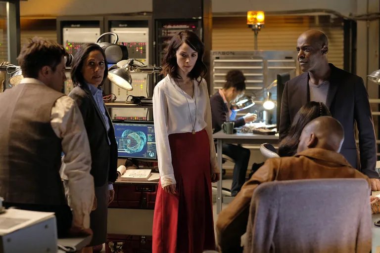 Lucy (Abigail Spencer) Im Zeitreise-Hauptquartier © NBC