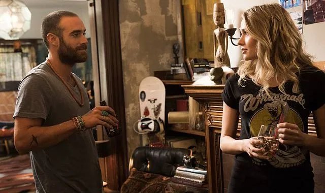 Xavier (Joshua Sasse) und Evie (Tori Anderson) sind grundverschieden - und passen doch zusammen. © The CW