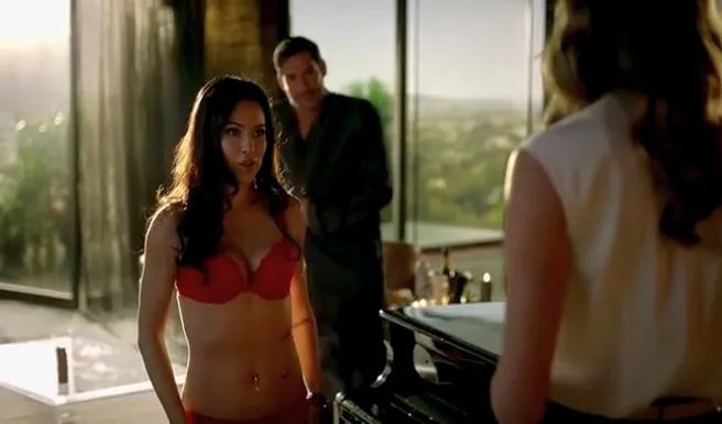 Charlotte (Tricia Helfer) unterbricht Lucifer (Tom Ellis) und seine Gespielin (Veronika London) &copy; FOX