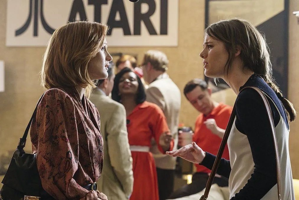 ...; sondern Donna (Kerry Bishé; l.) und Cameron (Mackenzie Davis). &copy; AMC