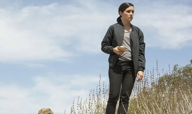 Elsie (Shannon Woodward) sucht nach dem herumirrenden Streuner. © HBO