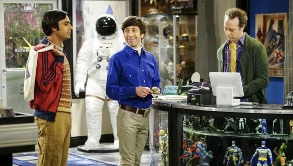 Howard (Simon Helberg) verrät Raj (Kunal Nayyar) und Stuart (Kevin Sussman) seine Reisepläne. &copy; CBS