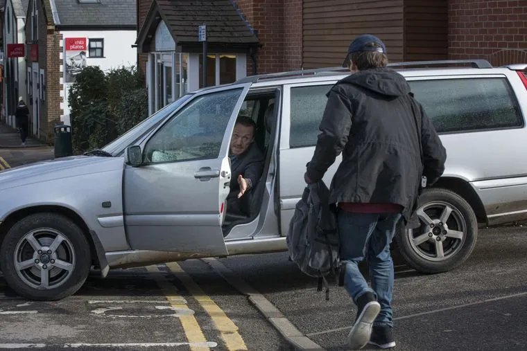 Jerome Flynn steuert den Fluchtwagen. &copy; Netflix