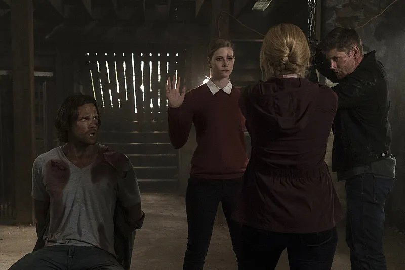 Derweil in Gefangenschaft... &copy; The CW