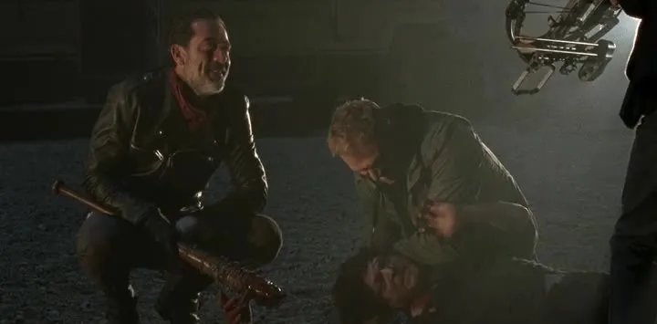 Daryl kann sich nicht mehr beherrschen. Szenenfoto aus der %26bdquo;The Walking Dead%26ldquo;-Folge %26bdquo;The Day Will Come When You Won%26#039;t Be%26ldquo; (7x01) &copy; AMC