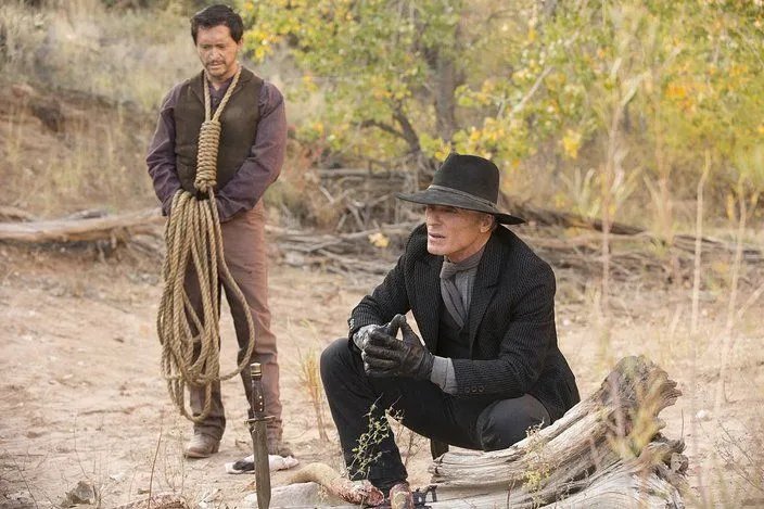 Der Man in Black (Ed Harris; r.) und sein Sidekick Lawrence (Clifton Collins Jr.) finden neue Hinweise. &copy; HBO
