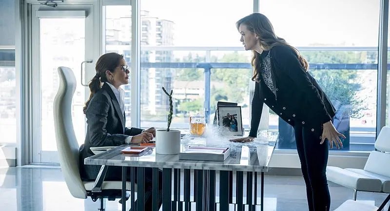 Susan Walters und Danielle Panabaker (r.) in %26bdquo;Monster%26ldquo; &copy; The CW