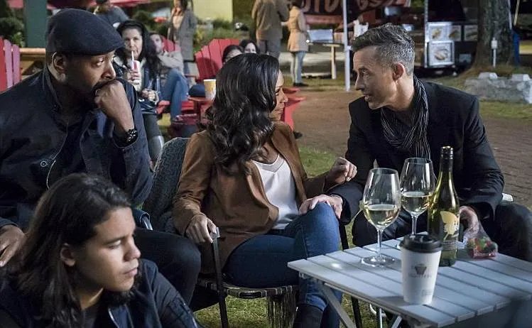 &copy; The CW