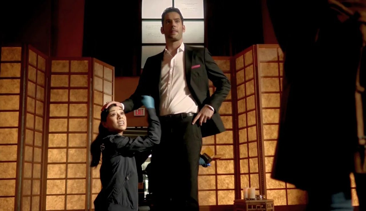 Das neue Verhältnis zwischen Lucifer (Tom Ellis) und Ella (Aimee Garcia) gefällt Chloe (Lauren German) gar nicht. &copy; FOX