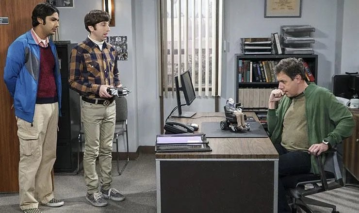 Howard (Simon Helberg) zeigt Kripke (John Ross Bowie) sein Stephen-Hawking-Spielzeug. © CBS
