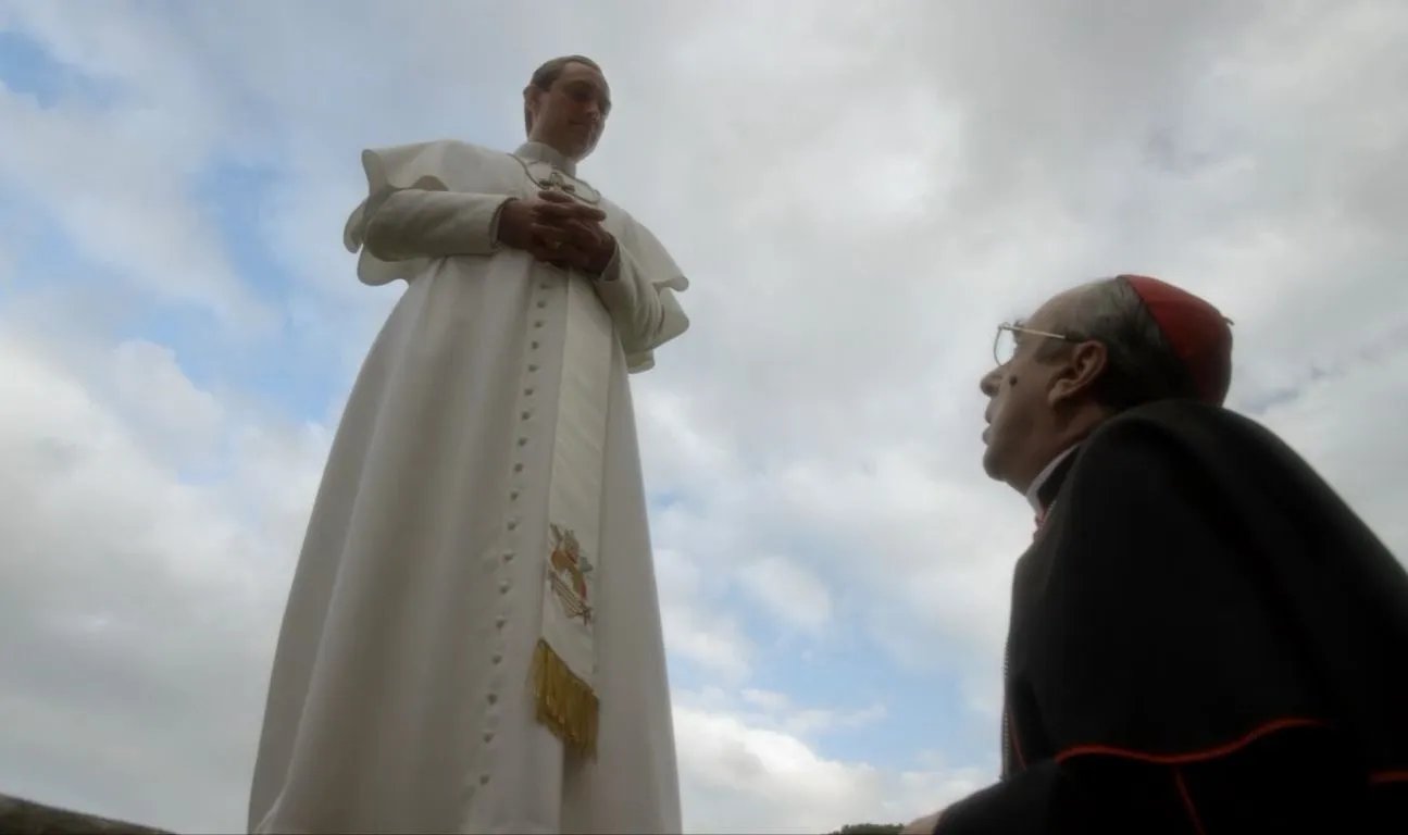 Maestro Sorrentino spielt mit Perspektiven: Pius (Jude Law) ist Voiello (Silvio Orlando) überlegen. &copy; Sky/HBO/Canal+