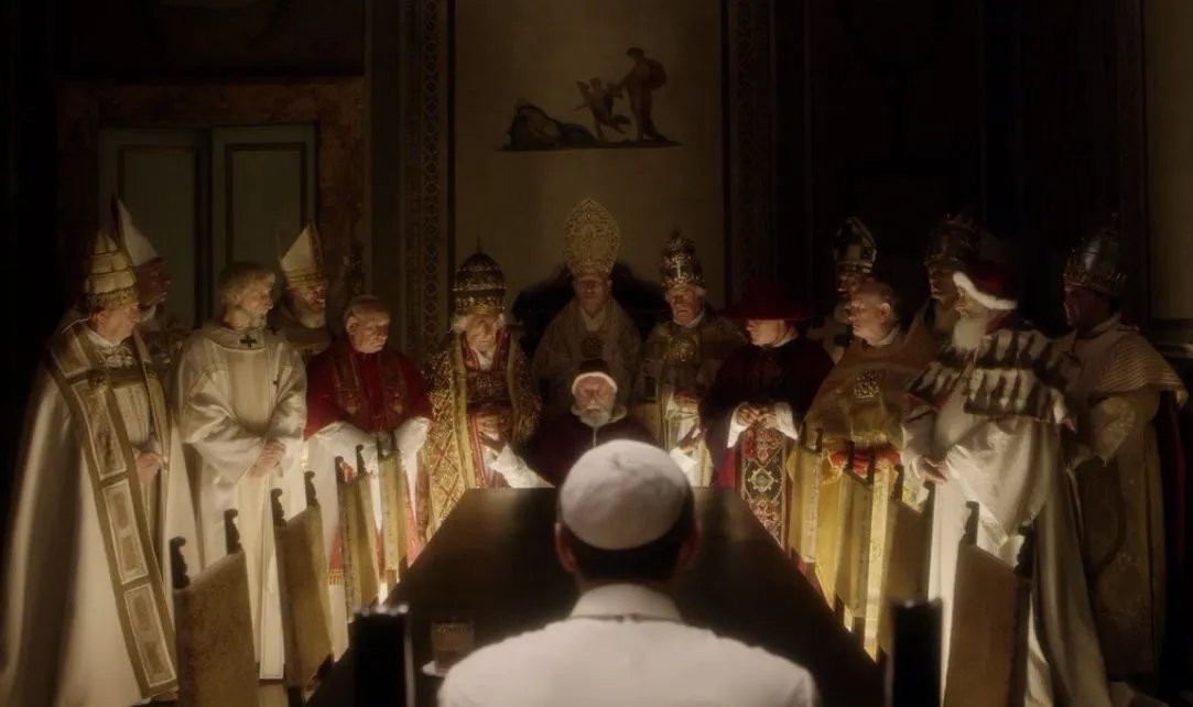 Treffen sich 16 Päpste - Pius (Jude Law) holt sich imaginären Rat bei seinen Amtsvorgängern. &copy; Sky/HBO/Canal+