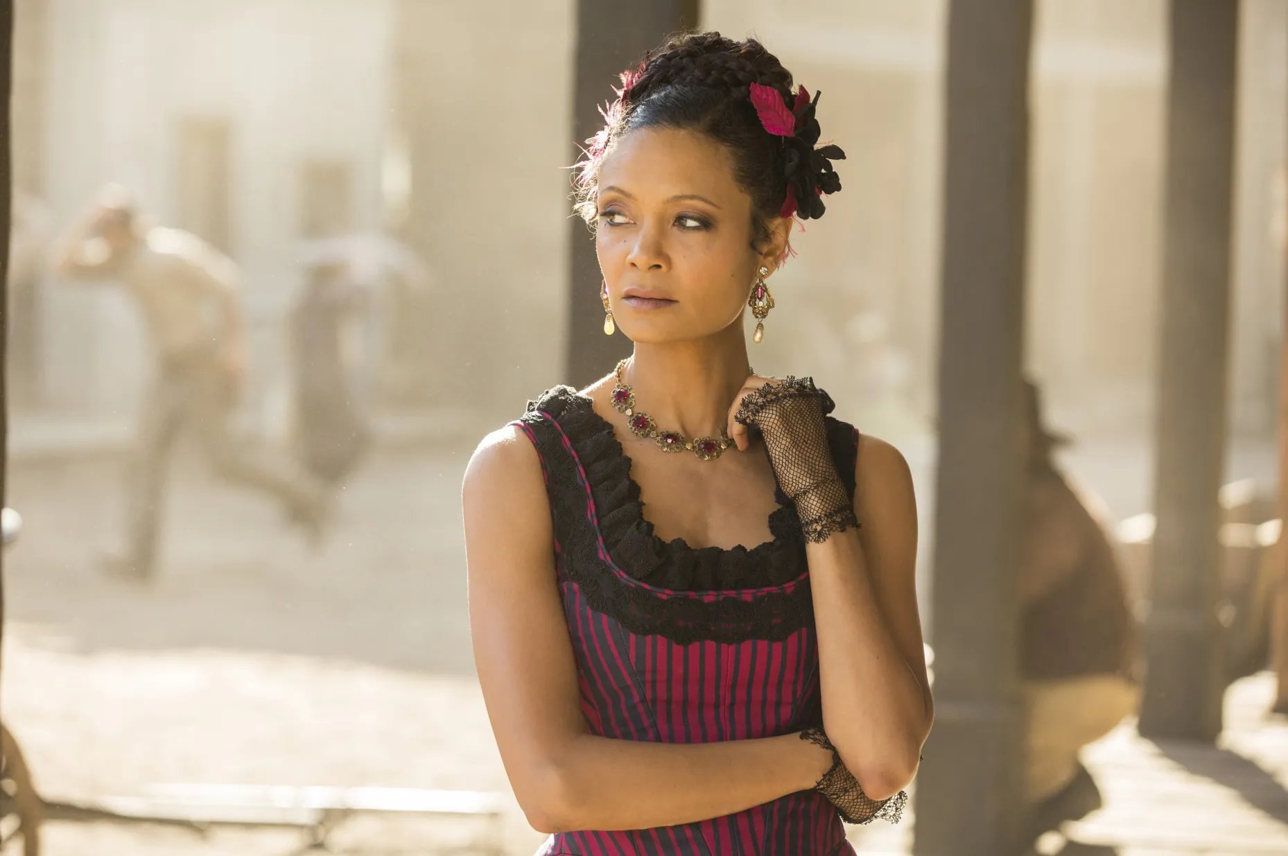 Maeve (Thandie Newton) feilt an ihrem Ausbruchsplan. &copy; HBO