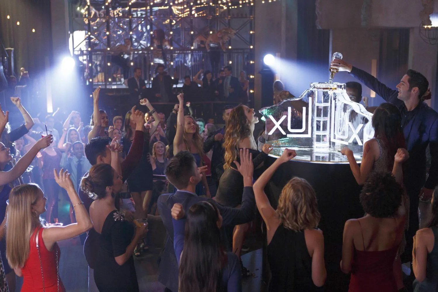 So protestiert jeder gerne: Party im Lux © FOX