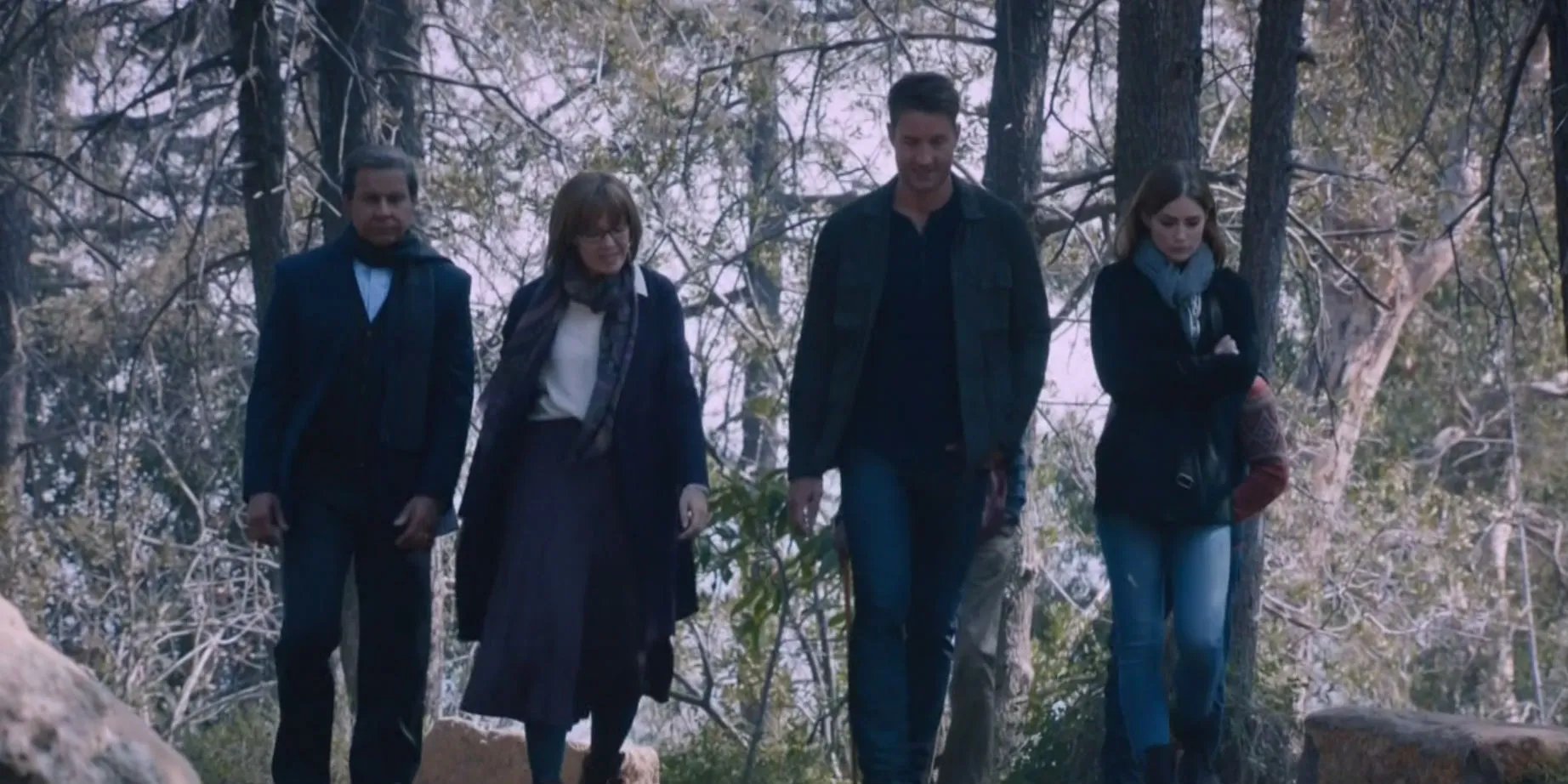 Miguel (Jon Huertas); Rebecca (Mandy Moore); Kevin (Justin Hartley) und Olivia (Janet Montgomery) gehen 3;4 Meilen spazieren. © NBC