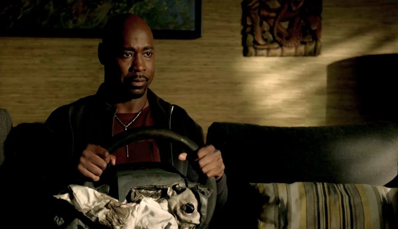 Der komödiantische Höhepunkt der Woche: Amenadiel (DB Woodside) mit den Resten seines Autos © FOX