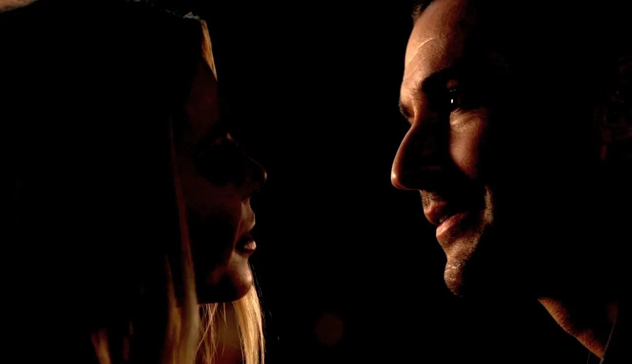 Bitte keine Unterbrechung in letzter Sekunde: Der Kuss zwischen Lucifer (Tom Ellis) und Chloe (Lauren German) © FOX
