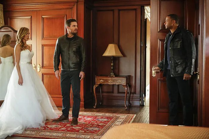 Szenenfoto aus der Episode %26bdquo;Invasion%26ldquo; von %26bdquo;Arrow%26ldquo; &copy; The CW