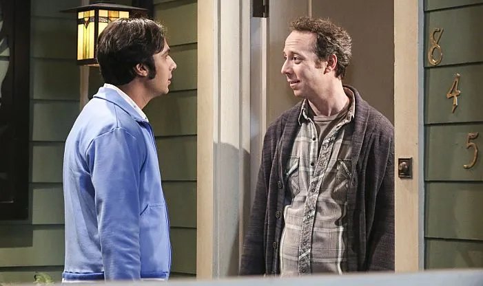 Raj (Kunal Nayyar) und Stuart (Kevin Sussman) streiten sich um die Gunst ihrer Freunde. © CBS