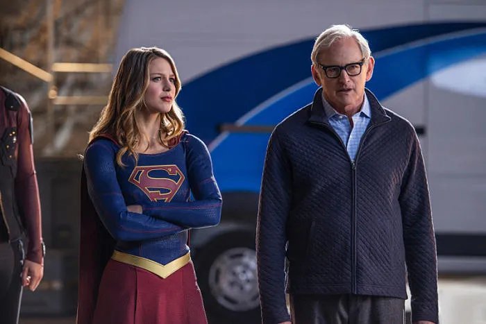 Supergirl und Professor Stein auf einem Szenenfoto aus der %26bdquo;Legends of Tomorrow%26ldquo;-Episode %26bdquo;Invasion%26ldquo; &copy; The CW