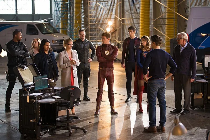 Die Arrowverse-Helden auf Szenenfoto aus der %26bdquo;Legends of Tomorrow%26ldquo;-Episode %26bdquo;Invasion%26ldquo; &copy; The CW