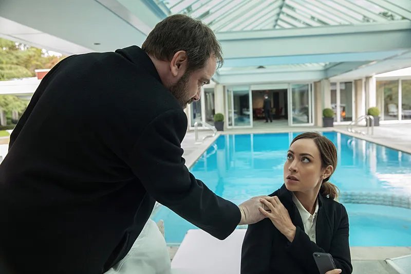 Mark Sheppard und Courtney Ford in „Supernatural“