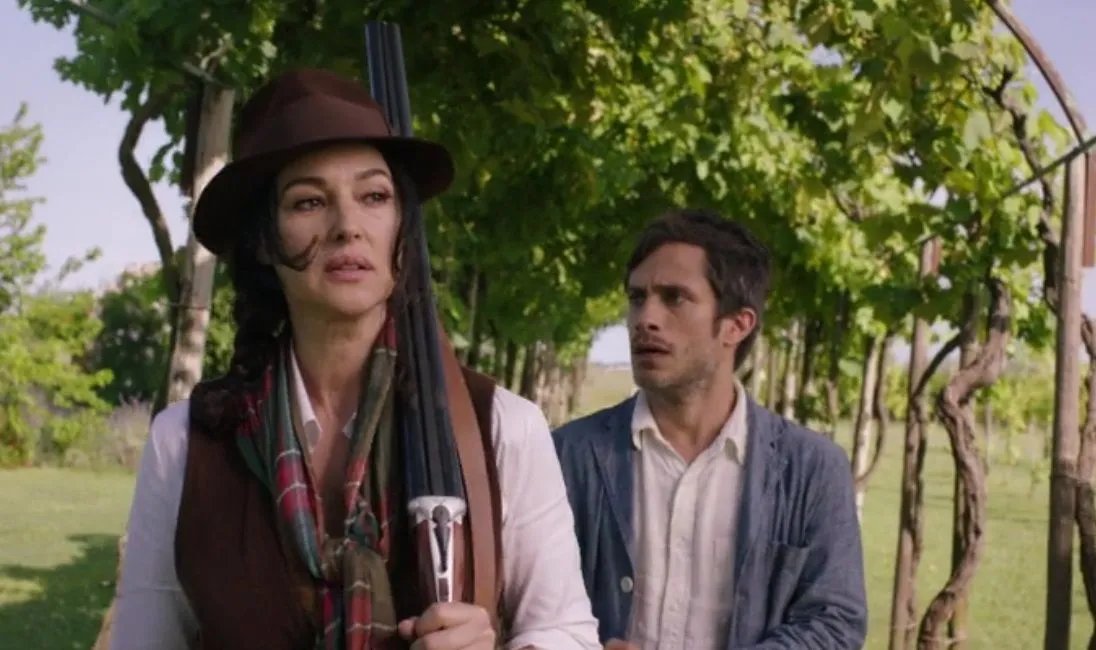 An der Operndiva Alessandra (Monica Bellucci) verbrennt sich Rodrigo (Gael García Bernal) die Finger...