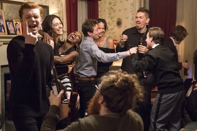 Familie Gallagher feiert das Staffelende.